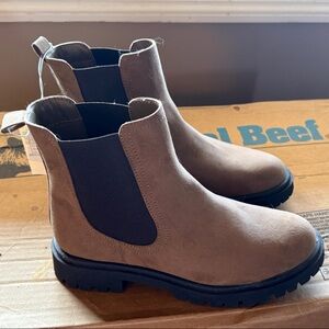 Old Navy Women Tan Chelsea Boots Size 10, never worn 8.00$